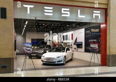 Vue de la salle d'exposition dans le Tesla avec Grand Arcade Model S véhicules électriques sur l'écran, Cambridge, Royaume-Uni Banque D'Images