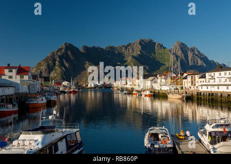 Vue sur les bateaux dans le port dans le village de pêcheurs de Henningsvær en Vågan sur les îles Lofoten en Norvège, Europe. Banque D'Images