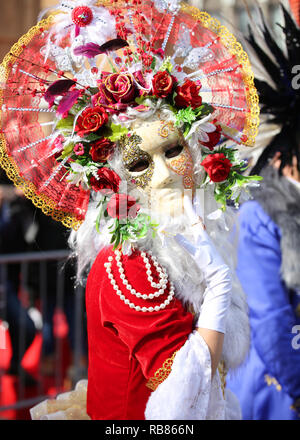 Venice, VE, Italie - 5 Février 2018 : homme ou femme avec gros masque au carnaval vénitien Banque D'Images
