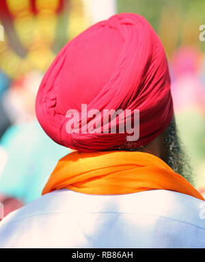 Hauts homme de religion Sikh avec turban rouge lors de la cérémonie religieuse dans les rues de la ville Banque D'Images