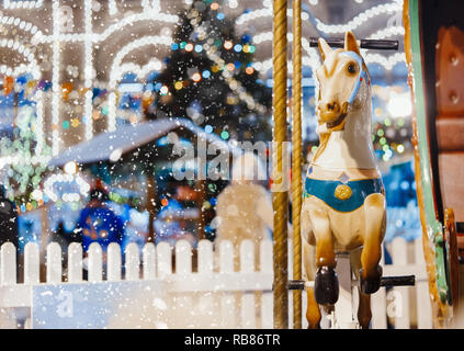 Carousel au Nouvel An ou de Noël dans la soirée.célébration européenne. Banque D'Images