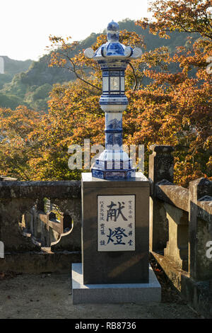 Arita, JAPON - 30 octobre 2018 : porcelaine Arita lantern le sanctuaire Tozan à Arita offerts/fait don au sanctuaire par la céramique (poterie Arita Banque D'Images