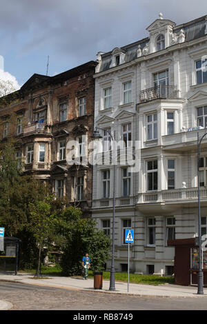 Pologne / Gdansk - Août 2017 : deux immeubles à côté de l'autre - l'un rénové, l'autre encore avec l'ancienne façade. Banque D'Images