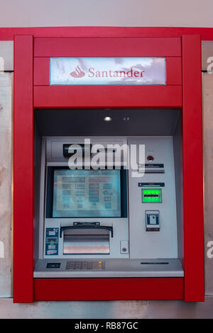 Terminal ATM de la Banque Santander, l'une des plus grandes banques espagnoles. Valence, Espagne. Visa, MasterCard, Maestro. Banque D'Images