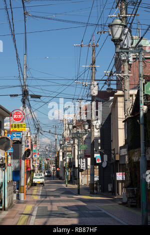 Beppu, Japon - 3 novembre, 2018 : Petite rue du centre de la ville de Beppu avec des signes et beaucoup de fils d'électricité Banque D'Images