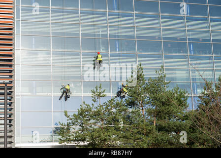 Nettoyage de vitres sur absailing Millenium Point dans Eastside, Birmingham Banque D'Images