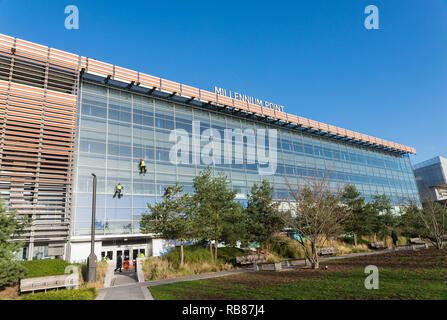 Nettoyage de vitres sur absailing Millenium Point dans Eastside, Birmingham Banque D'Images