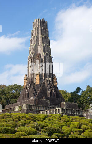 Miyazaki, Japon - 5 novembre, 2018 : Tour de la paix, Heiwadainoto, une tour construite de pierres envoyées de partout dans l'Asie en Heiwadai Park, Miyazaki Banque D'Images