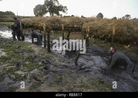 Lisbonne, Portugal (31 déc. 7, 2016) Les Marines avec 22e Marine Expeditionary Unit (MEU) effectuer une corde et d'un parcours à obstacle mud run Marines portugais lors d'une escale au port de Lisbonne, Portugal, le 7 décembre 2016. 22e MEU, déployé avec le groupe amphibie Wasp, est le maintien de la sécurité régionale dans la sixième flotte américaine zone d'opérations. Banque D'Images