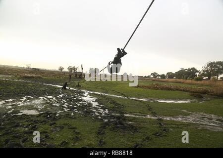 Lisbonne, Portugal (31 déc. 7, 2016) Les Marines avec 22e Marine Expeditionary Unit (MEU) effectuer une corde et d'un parcours à obstacle mud run Marines portugais lors d'une escale au port de Lisbonne, Portugal, le 7 décembre 2016. 22e MEU, déployé avec le groupe amphibie Wasp, est le maintien de la sécurité régionale dans la sixième flotte américaine zone d'opérations. Banque D'Images