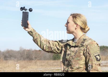 Le Sgt. Kathryn Kidwell, un opérateur de transport à moteur avec 74e compagnie de transport, 129e Bataillon de soutien au maintien en puissance de combat, 101st Airborne Division (Air Assault), Brigade de soutien 101e Abn. Div., est titulaire d'un indicateur de dérive de vent pour contrôler la vitesse du vent sur la zone de largage, Suckchon 7 décembre 2016, à Fort Campbell, Kentucky. Kidwell et les soldats de sa compagnie, en partenariat avec parachutes à partir de la 861e compagnie de quartier-maître, une unité de réserve de Nashville, TN., pour effectuer la livraison aérienne et le rétablissement de la formation. Banque D'Images