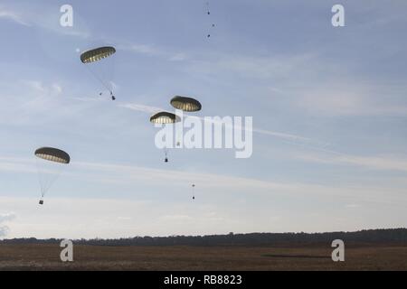 Bundles Parachute dérive dans le ciel avant d'atterrir sur Suckchon Drop Zone, 7 décembre 2016, lors d'un largage de formation sur Fort Campbell, Kentucky. Des soldats du 74e compagnie de transport, 129e Bataillon de soutien au maintien en puissance de combat, 101st Airborne Division (Air Assault), Brigade de soutien 101e Abn. Div., et 861e compagnie Quartier-maître, une unité de réserve de Nashville, TN., unité d'effectuer la livraison aérienne et le rétablissement de la formation. Banque D'Images