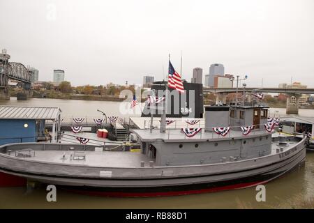 L'USS Hoga (YT 146), un quartier ouvrier Woban remorqueur portuaire, amarrée le long le sous-marin diesel, USS Razorback (SS-394), à l'intérieur de l'Arkansas Maritime Museum de North Little Rock, Ark., 7 décembre 2016. Des centaines se sont réunis dans le froid au musée pour l'Arkansas "Pearl Harbor" se souvient de la cérémonie commémorant le 75e anniversaire de l'attaque sur Pearl Harbor. Les deux bateaux sont considérés par certains comme la seconde guerre mondiale "bookends." L'équipage de l'Hoga combattu les feux sur Battleship consécutives de 72 heures en continu après l'attaque japonaise, et est le dernier navire de la marine flottante présente dans Pearl Harbor durant t Banque D'Images