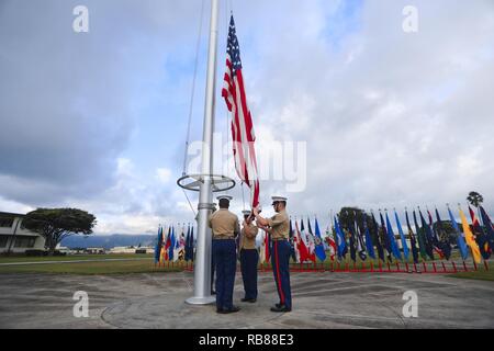 Les Marines américains affectés au Siège, MCB Bataillon Virginia, lever le drapeau américain lors de la cérémonie commémorative de Klipper Kaneohe MCB à bord de New York, le 7 décembre 2016. La cérémonie commémorative a été réalisée à l'occasion d'une cérémonie des couleurs du matin pour commémorer le service 18 membres et deux entrepreneurs civils qui ont été tués à bord puis Naval Air Station Kaneohe Bay il y a 75 ans. Kaneohe Bay NAS a été la première de plusieurs installations militaires américaines sur l'île d'Oahu à être attaqué par la flotte impériale japonaise. Banque D'Images