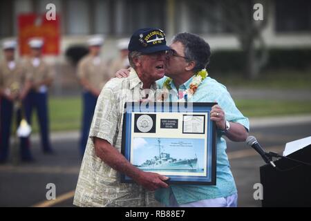 David Griffin remet une plaque à son père, Donald Griffin, au cours de la cérémonie commémorative de Klipper Kaneohe MCB à bord de New York, le 7 décembre 2016. La cérémonie commémorative a été réalisée à l'occasion d'une cérémonie des couleurs du matin pour commémorer le service 18 membres et deux entrepreneurs civils qui ont été tués à bord puis Naval Air Station Kaneohe Bay il y a 75 ans. Kaneohe Bay NAS a été la première de plusieurs installations militaires américaines sur l'île d'Oahu à être attaqué par la flotte impériale japonaise. Banque D'Images