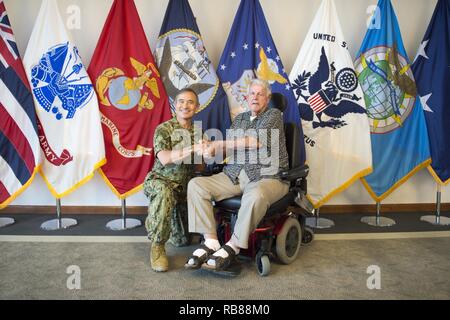 H.M. CAMP SMITH, Oklahoma (déc. 8, 2016), commandant du Commandement du Pacifique des États-Unis, Adm. Harry Harris se félicite de la WWII et ancien prisonnier de guerre, ancien combattant Le Sgt. George Emerson et son épouse lors de leur visite au siège de l'PACOM. Emerson a été invité au nom de Harris après il n'a pas pu participer à la commémoration du 75e anniversaire officiel du 15 au 18 7e à Pearl Harbor. Emerson a servi dans l'US Army Air Corps et a été capturé par les forces allemandes lorsque son avion a été détruit lors d'une attaque. Banque D'Images