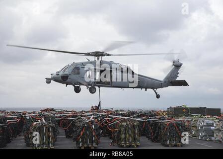 Mer Méditerranée (déc. 8, 2016) marins connectez une palette d'un MH-60S Sea Hawk au cours d'un déchargement de munitions à bord du navire d'assaut amphibie USS Wasp LHD (1). Le Wasp est déployé avec le groupe amphibie Wasp pour appuyer les opérations de sécurité maritime et les efforts de coopération en matière de sécurité dans le théâtre américain dans la 6ème zone d'opérations de la flotte. Banque D'Images