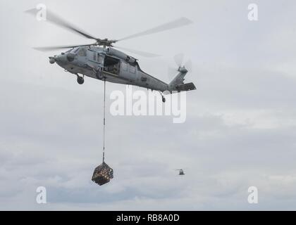 Mer Méditerranée (déc. 8, 2016) MH-60S hélicoptères Sea Hawk mener un déchargement de munitions à bord du navire d'assaut amphibie USS Wasp LHD (1) le 8 décembre 2016. Le Wasp est déployé avec le groupe amphibie Wasp pour appuyer les opérations de sécurité maritime et les efforts de coopération en matière de sécurité dans le théâtre américain dans la 6ème zone d'opérations de la flotte. Banque D'Images