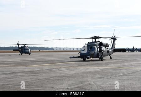 Une paire de U.S. Air Force 66e Escadron de sauvetage HH-60G Pave Hawk se déplacer sur la piste à la base aérienne Tyndall, en Floride, le 8 décembre 2016. Ouvrir les Hawks du site Base aérienne de Nellis, Nevada sont à la Tyndall en appui direct d'exercices drapeau à damiers 17-1 et 17-3 Combat Archer. Banque D'Images