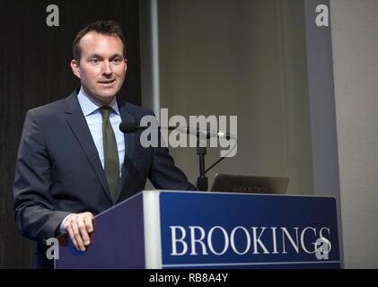 Secrétaire de l'Armée Eric Fanning offre d'ouverture au cours du 21e siècle le centre de la sécurité et de l'intelligence à la Brookings Institution à Washington, D.C., Décembre 08, 2016. La discussion a été à l'occasion de la sortie de la Blue Star 2016 famille militaire annuel des familles Enquête sur le mode de vie, un des principaux outils pour comprendre les enjeux auxquels font face les membres du service, les anciens combattants et les membres des familles des militaires. Banque D'Images