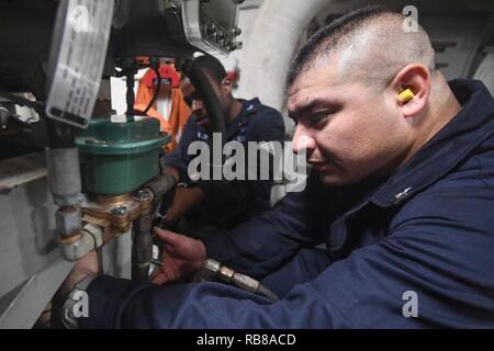 - Mer Méditerranée (21 mars 2017) Technicien en systèmes de turbines à gaz (mécanique) 2e classe Nester Contreras, de Garden Grove, Californie, participe à des exercices d'équipe ingénierie de formation à bord du destroyer lance-missiles USS Porter (DDG 78), le 21 mars 2017. Porter, l'avant-déployé à Rota, Espagne, mène des opérations navales dans la sixième flotte américaine zone d'opérations à l'appui de la sécurité nationale des États-Unis en Europe. Banque D'Images