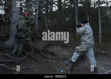 Soldat américain avec le soutien de l'activité de formation, l'Europe prend des photos du soldat passer par l'entraînement à la guerre en montagne, Mittenwald, Allemagne 8 décembre 2016. Guerre en montagne allemande de la formation 05-16 Dec, est menée pour renforcer la maîtrise des opérations de reconnaissance et des techniques de survie par temps extrêmement froid en traversant un terrain de montagne aux côtés d'autres alliés de l'OTAN comme l'allemande, polonaise, la Lituanie, la Lettonie et de l'armée estonienne. Banque D'Images