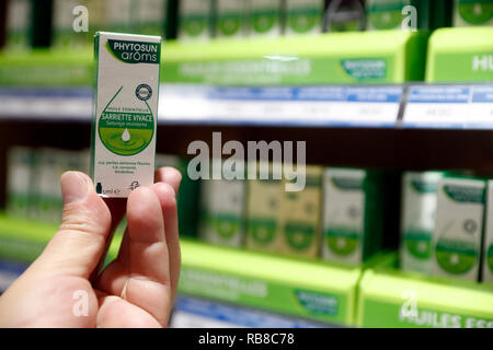 D'excellente réputation. La médecine dans les étagères. La médecine naturelle. Huiles essentielles dans des bouteilles en verre. Olfactotherapy. La France. Banque D'Images