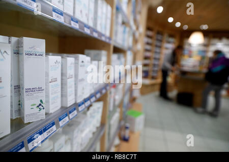 D'excellente réputation. La médecine dans les étagères. La non-prescription drug store. Les produits de beauté. La France. Banque D'Images