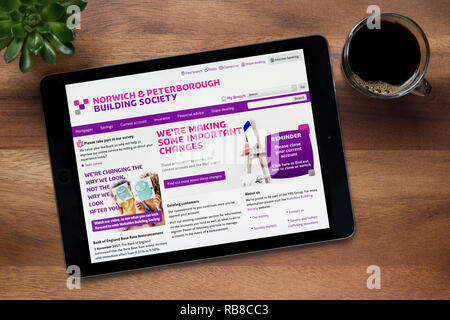 Le site web de Norwich et Peterborough Building Society est vu sur un iPad tablet reposant sur une table en bois (usage éditorial uniquement). Banque D'Images