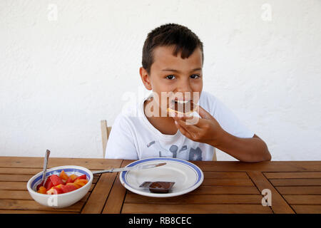 Garçon de 11 ans ayant le petit déjeuner à Lecce, en Italie. Banque D'Images