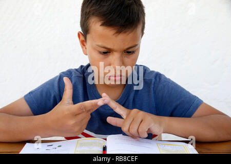 Garçon de 11 ans à faire leurs devoirs dans le Salento, en Italie. Banque D'Images