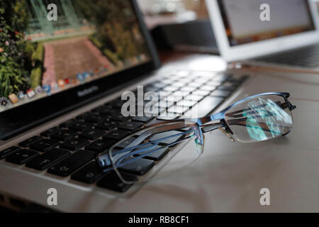 Mac Book Pro. Clavier et lunettes. Genève. La Suisse. Banque D'Images