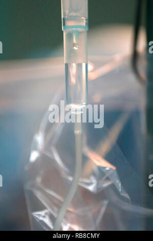 Chambre compte-gouttes et au goutte à goutte, close-up. Salle d'opération. La chirurgie cardiaque. En perfusion intraveineuse. Close-up. Ho Chi Minh Ville. Le Vietnam. Banque D'Images