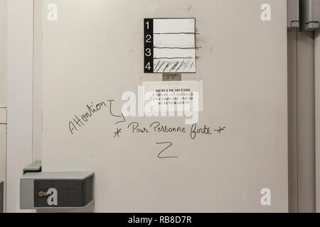 Travailler sur un corps mort dans une chambre mortuaire dans un hôpital. Banque D'Images