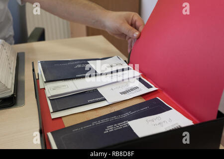 Travailler sur un corps mort dans une chambre mortuaire dans un hôpital. Banque D'Images