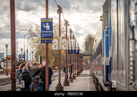 Montréal, Canada - le 7 novembre 2018 : Les passagers se préparent à bord d'un train de banlieue Montréal exo dans la station de train de banlieue de la gare Lucien-L'un Banque D'Images