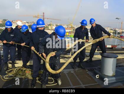 Lisbonne, Portugal (31 déc. 10, 2016) marins courriers dans une ligne de mouillage sur le gaillard de la station d'amphibie Navire de débarquement USS Whidbey Island (LSD 41) 10 Décembre, 2016. L'île de Whidbey est déployé avec le groupe amphibie Wasp pour appuyer les opérations de sécurité maritime et les efforts de coopération en matière de sécurité dans le théâtre américain dans la 6ème zone d'opérations de la flotte. Banque D'Images