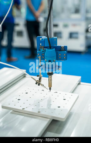 Conseils pour fer à souder de système robotique pour soudage automatique pour les imprimés et l'assemblage de circuit électrique ( ) PCB à l'usine Banque D'Images