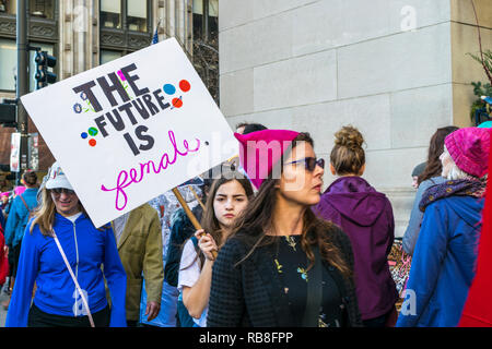 Chicago, Illinois, United States - 21 janvier 2017 : Girl détient un piquet panneau avec "l'avenir est féminin' au cours de la Marche des femmes à Chicago le 2 Janvier Banque D'Images