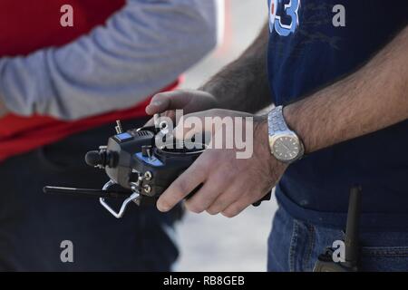 U.S. Air Force 2e Lt David Feibus, avec vol de l'équipe de Gatorz Wright-Patterson Air Force Base, Ohio, contrôles manuellement son équipe attaque de drone, une partie de l'ensemble de leur système de lutte contre le véhicule aérien au cours de la solution 2016 Air Force Research Laboratory Le Challenge à la sécurité du site Nevada, Las Vegas, NV., 13 décembre 2016. Les équipes ont eu six mois pour développer un système de contre-véhicule aérien pour aider à la défense de base. La Wright-Patterson système utilise une caméra et d'un télémètre laser pour détecter les périphériques de la SAMU et d'une attaque de drone avec interception et retri net Banque D'Images