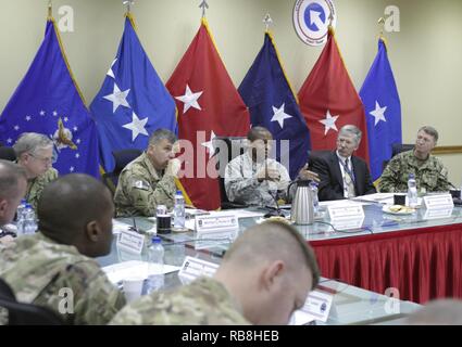 Gen. Darren W. McDew, commandant général de la commande de transport américain, parle avec les principaux dirigeants des commandes logistique commune sur le transport et la distribution de matériaux défis dans le U.S. Central Command (CENTCOM) Domaine de responsabilité au Camp Arifjan, au Koweït, le 13 décembre 2016. Le réalignement des forces interarmées a accéléré le processus de troupes recevant des fournitures vitales dans la zone de responsabilité du CENTCOM. Banque D'Images