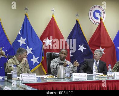 Gen. Darren W. McDew, commandant général de la commande de transport américain, parle avec les principaux dirigeants des commandes logistique commune sur le transport et la distribution de matériaux défis dans le U.S. Central Command (CENTCOM) Domaine de responsabilité au Camp Arifjan, au Koweït, le 13 décembre 2016. Le réalignement des forces interarmées a accéléré le processus de troupes recevant des fournitures vitales dans la zone de responsabilité du CENTCOM. Banque D'Images