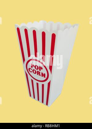 Conteneurs en plastique du popcorn Popcorn , conteneur / blanc isolé Banque D'Images