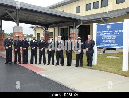 Le personnel de la Direction générale de la Marine Health Clinic Panama City, en Floride, se tiennent fièrement devant leur nouvelle clinique après une cérémonie d'inauguration le 14 décembre. La SVNB Panama City est l'une des 10 cliniques de la direction générale de l'hôpital naval de Pensacola. Banque D'Images