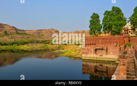 Balsamand Lake au jour d'été à Jodhpur (Inde). Ce lac est un endroit de pique-nique populaire, construit en 1159 AD par Gurjara-Pratihara dirigeants. Banque D'Images