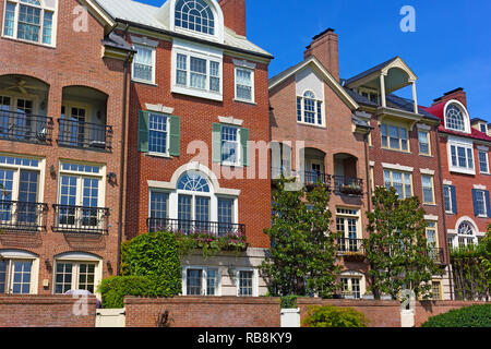 En rangée à moderne au bord de la vieille ville d'Alexandria en Virginie, aux États-Unis. Très recherché quartier résidentiel à Alexandrie. Banque D'Images