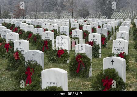 Reste des couronnes sur les pierres tombales dans le Cimetière National d'Arlington à la suite de la Couronne à travers l'Amérique, l'événement le 17 décembre 2016 à Arlington, Va., Cette année marque la 25e année que les couronnes ont été placés à l'ANC. Banque D'Images