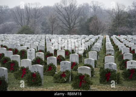 Reste des couronnes sur les pierres tombales dans le Cimetière National d'Arlington à la suite de la Couronne à travers l'Amérique, l'événement le 17 décembre 2016 à Arlington, Va., Cette année marque la 25e année que les couronnes ont été placés à l'ANC. Banque D'Images