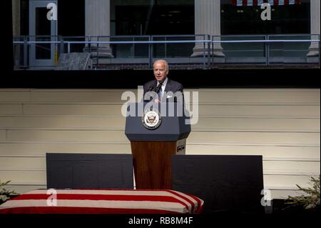 Vice-président des États-Unis Joe Biden parle au cours de la célébration de la vie pour le sénateur John H. Glenn, Jr., de l'Ohio State University, Columbus, Ohio, le 17 décembre 2016. Ayant effectué 149 missions de combat pendant la Seconde Guerre mondiale et la guerre de Corée, John Glenn est le premier homme en orbite autour de la terre en 1962. Après avoir pris sa retraite du programme spatial, Glenn a été élu à l'Ohio State Sénat en 1974. Banque D'Images