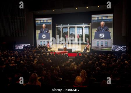 Vice-président des États-Unis Joe Biden parle au cours de la célébration de la vie pour le sénateur John H. Glenn, Jr., de l'Ohio State University, Columbus, Ohio, le 17 décembre 2016. Ayant effectué 149 missions de combat pendant la Seconde Guerre mondiale et la guerre de Corée, John Glenn est le premier homme en orbite autour de la terre en 1962. Après avoir pris sa retraite du programme spatial, Glenn a été élu à l'Ohio State Sénat en 1974. Banque D'Images
